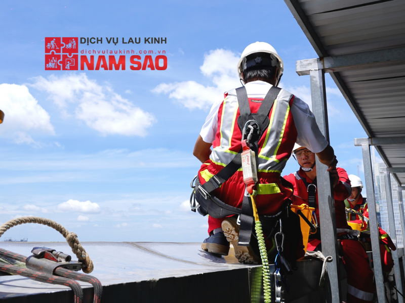 Tại sao nên lau kính nhà cao tầng theo định kỳ